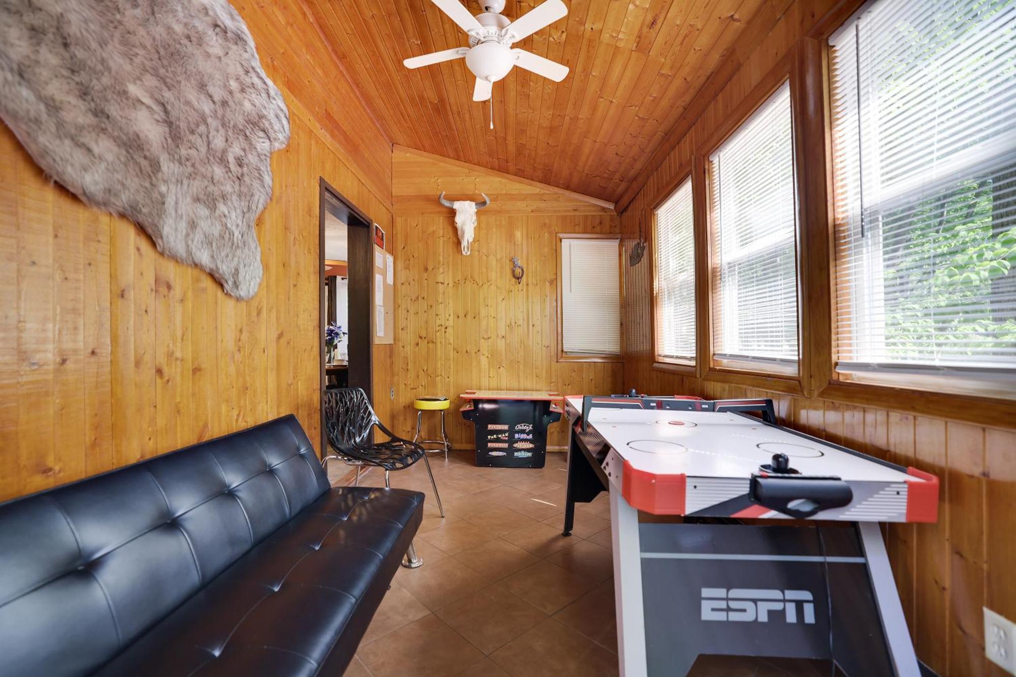 Chalet Renovated Near Casino, Camelback , Kalahari 4Bdrms Firepit Hot Tub Game Room Tobyhanna Exterior photo